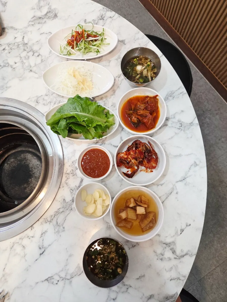 주문 후 차려진 밑반찬 상차림