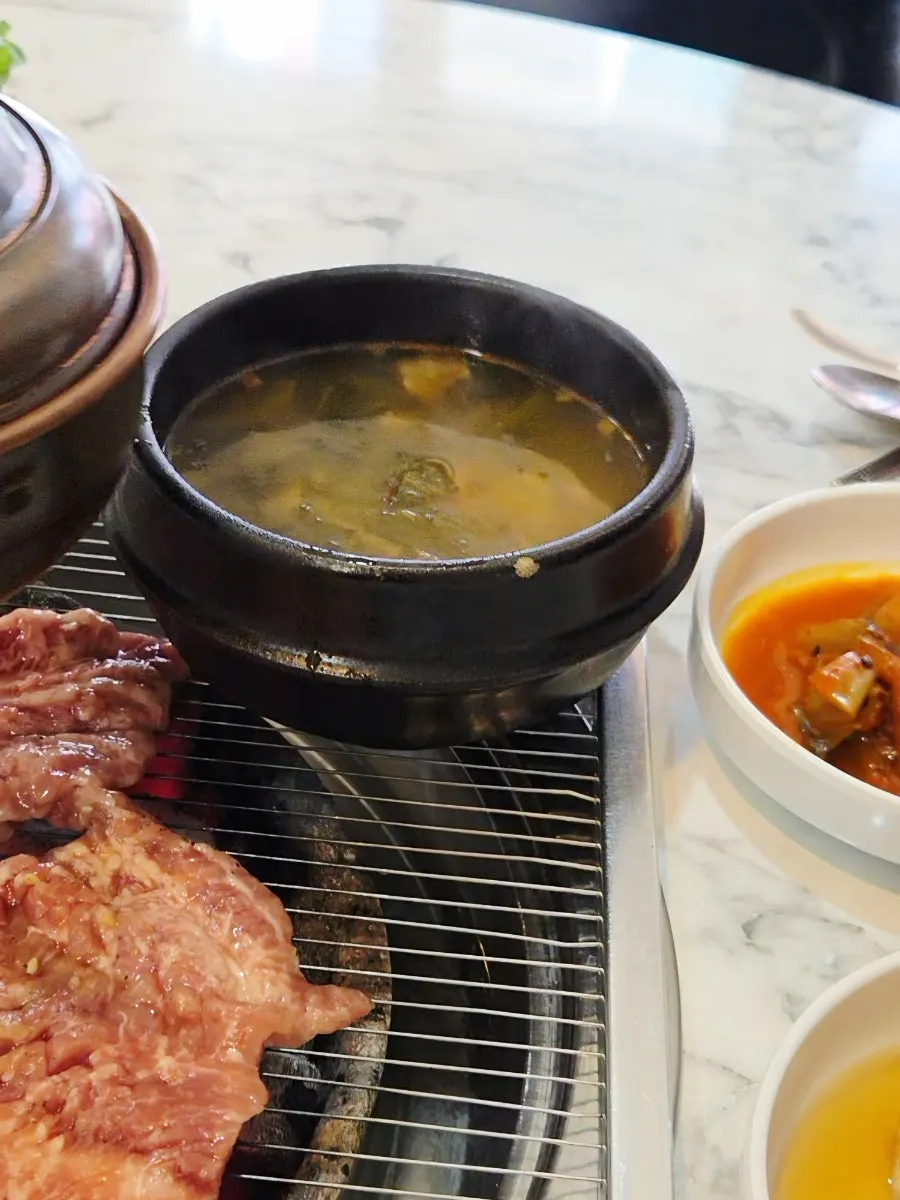 불판에 올려 굽는 서서갈비