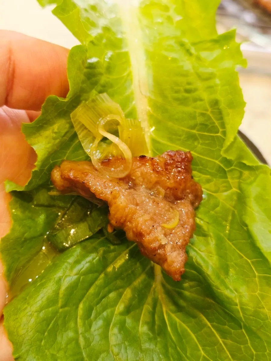 상추쌈에 올린 서서갈비