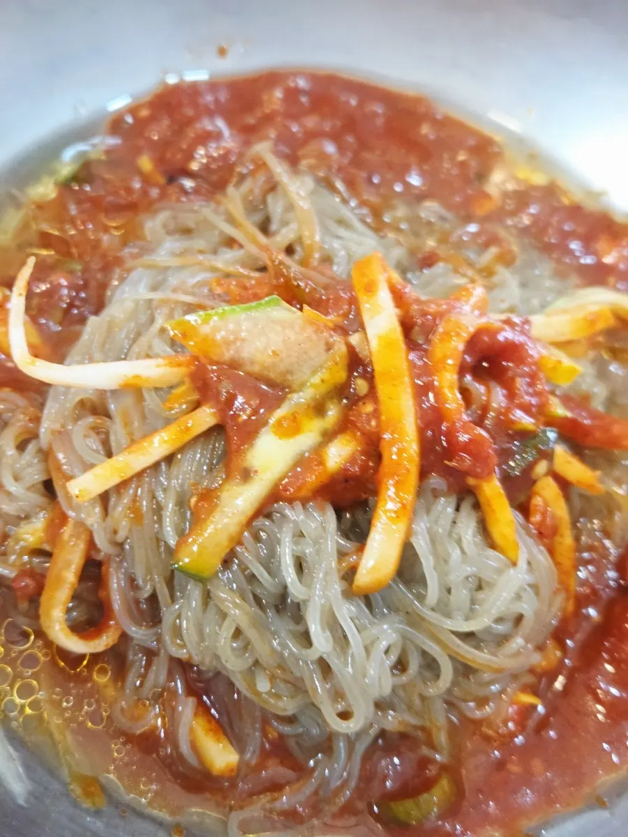 매콤한 비빔냉면 한 그릇