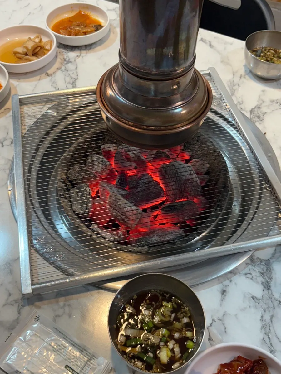 테이블에 올려진 숯불과 불판