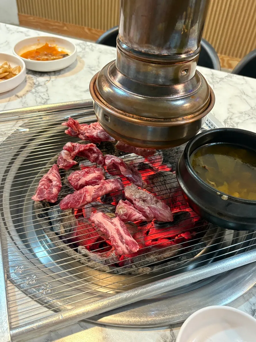 불판 위에서 익어가는 소생갈비