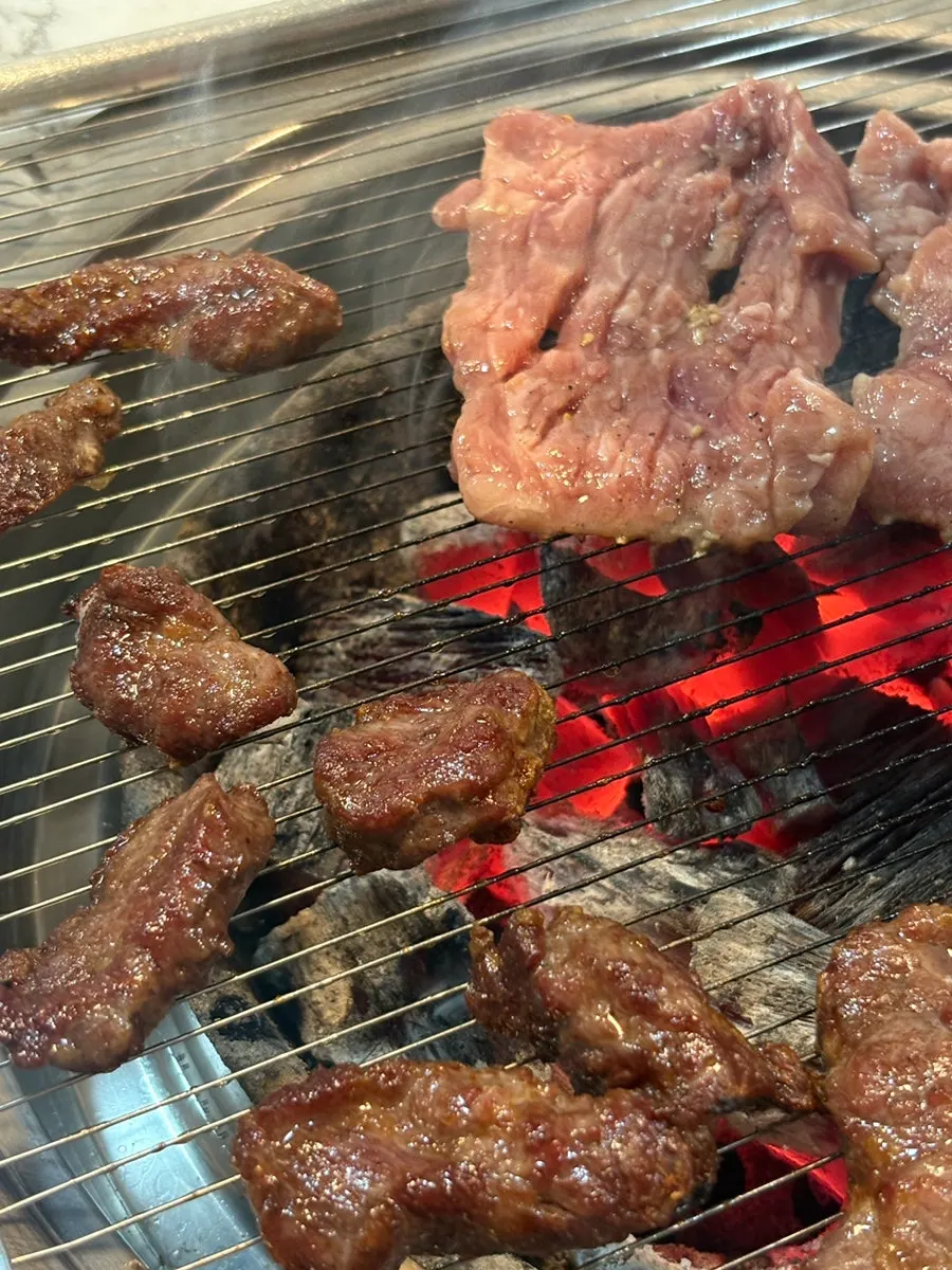 소금에 찍어 먹는 소생갈비
