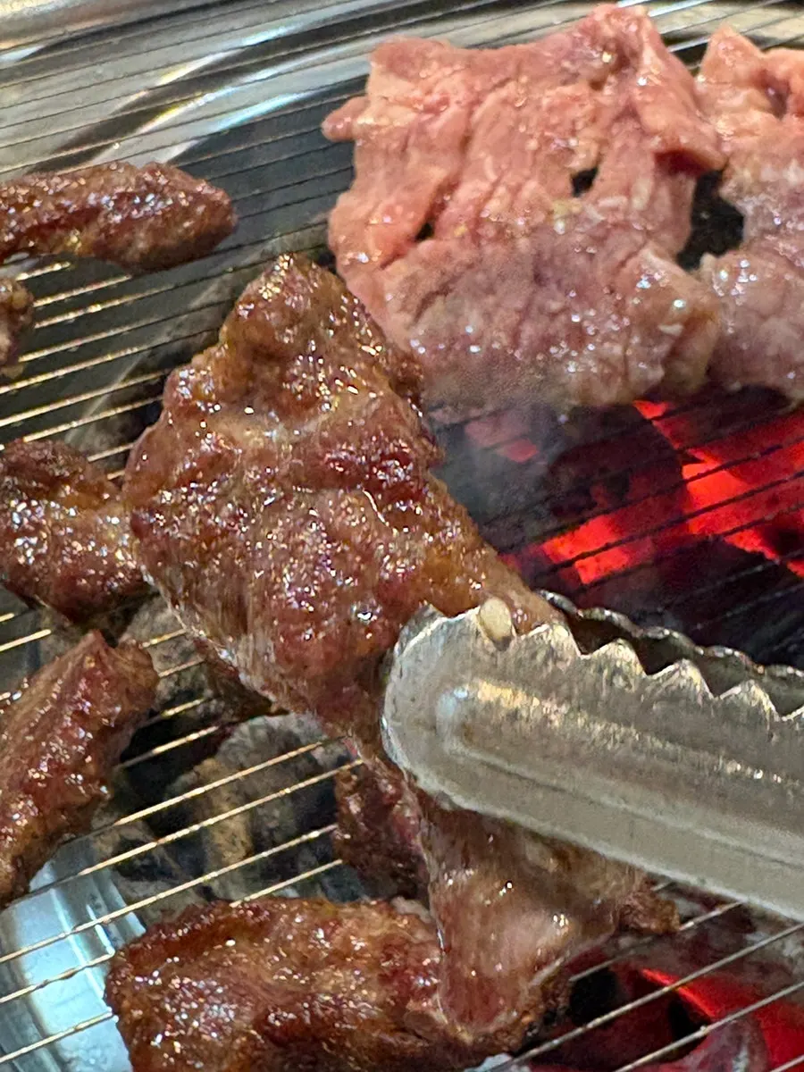 곁들임 반찬과 함께 담은 소생갈비