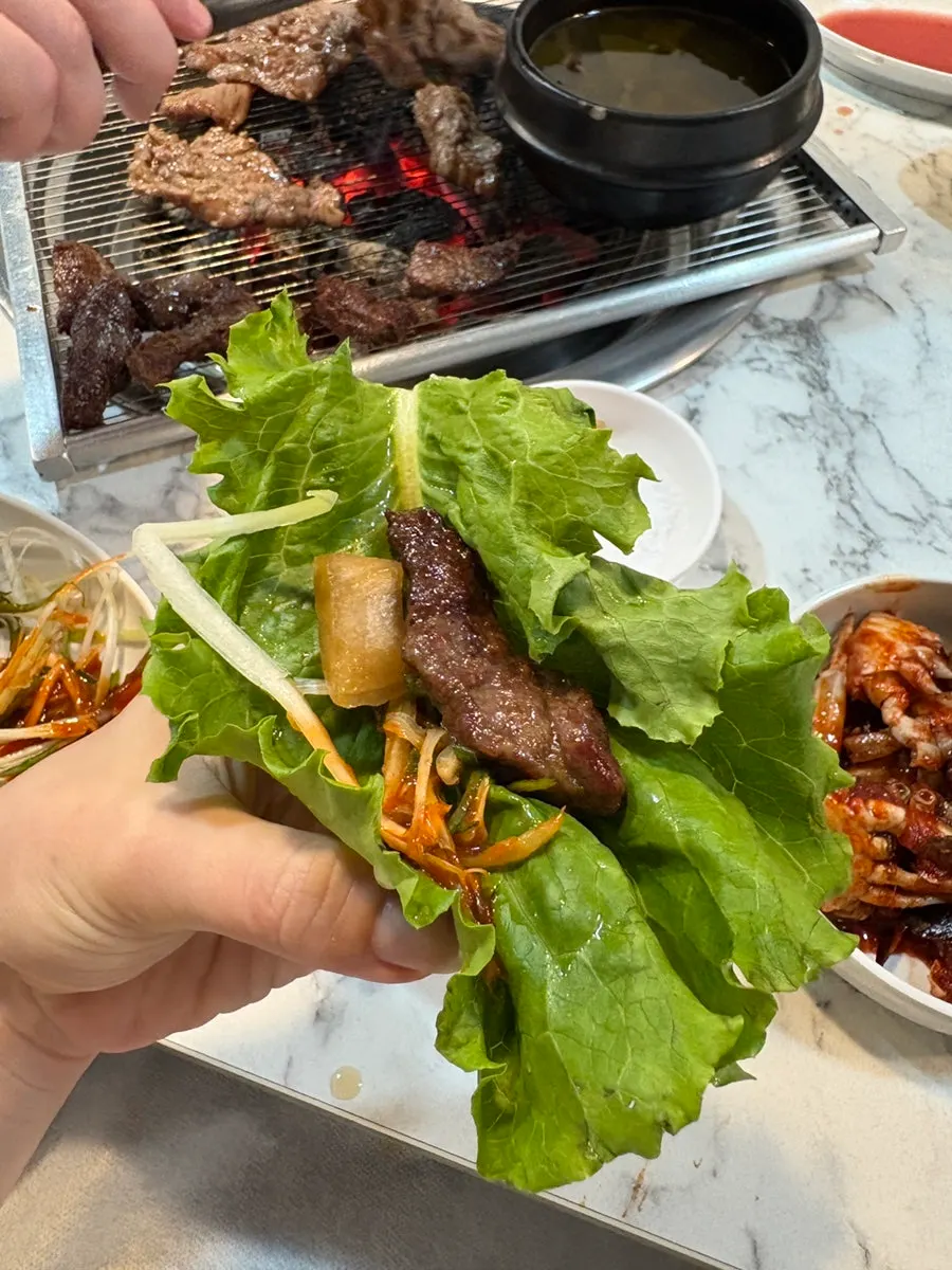 쌈장과 마늘을 올린 갈비 쌈