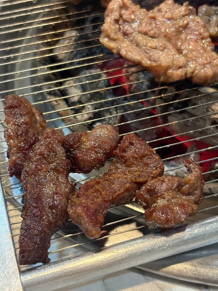 쌈과 함께 차려진 고기 상차림