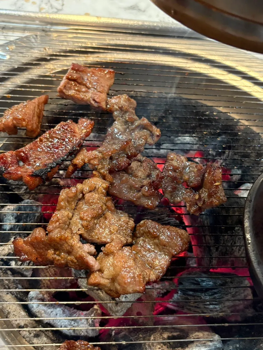 양념이 윤기 있게 입혀진 서서갈비
