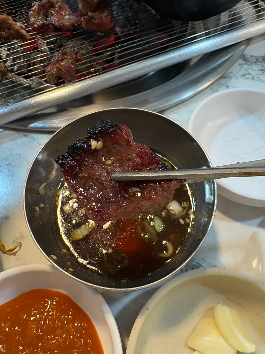 간장양념에 찍은 서서갈비 한 점