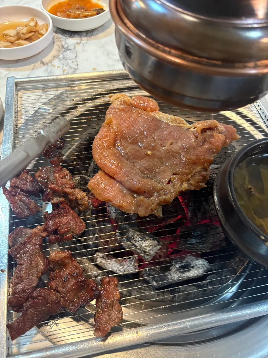 중간 두께의 돼지갈비 접시