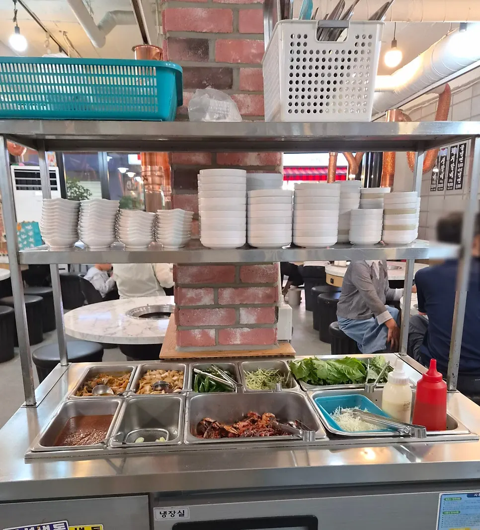 Self-service bar with wrap greens and side dishes