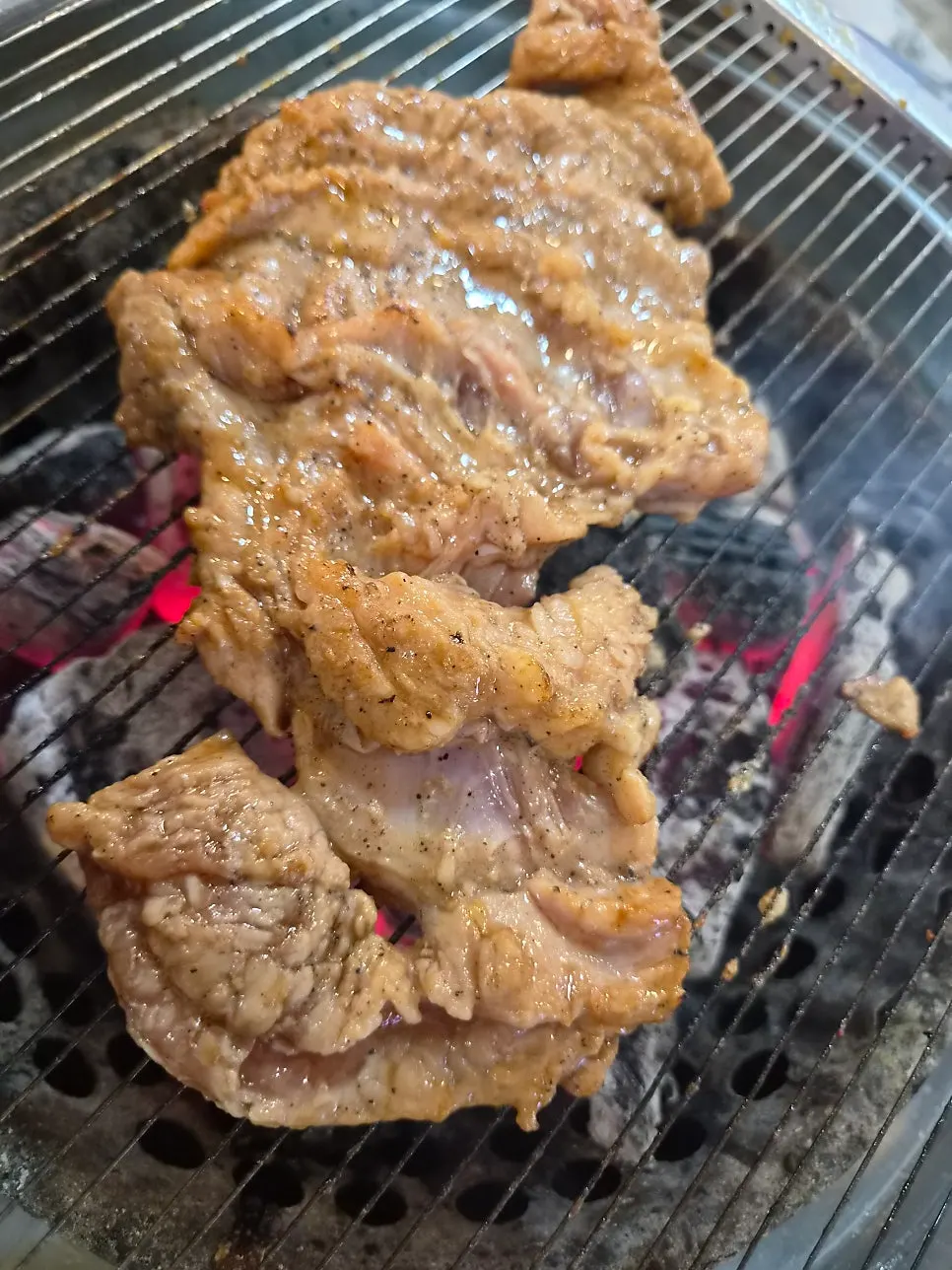 Charcoal-grilled pork ribs