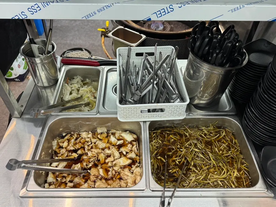 마늘쫑 장아찌와 백김치 밑반찬