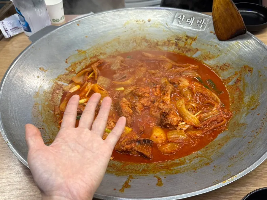묵은지로 닭고기를 감싸 먹는 방법