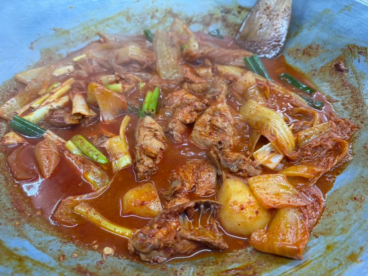 조려 먹는 묵은지 솥뚜껑 닭볶음탕