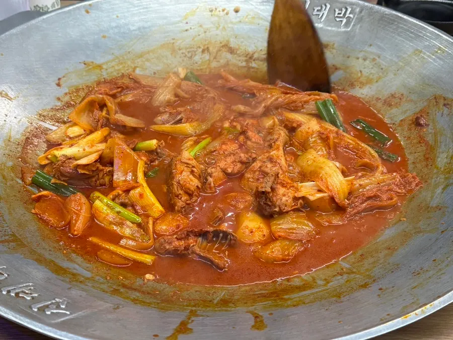 솥뚜껑 위에서 조려지는 닭볶음탕