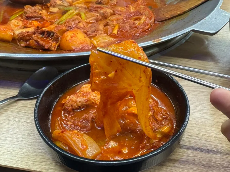 푸짐한 양의 닭다리와 닭볶음탕