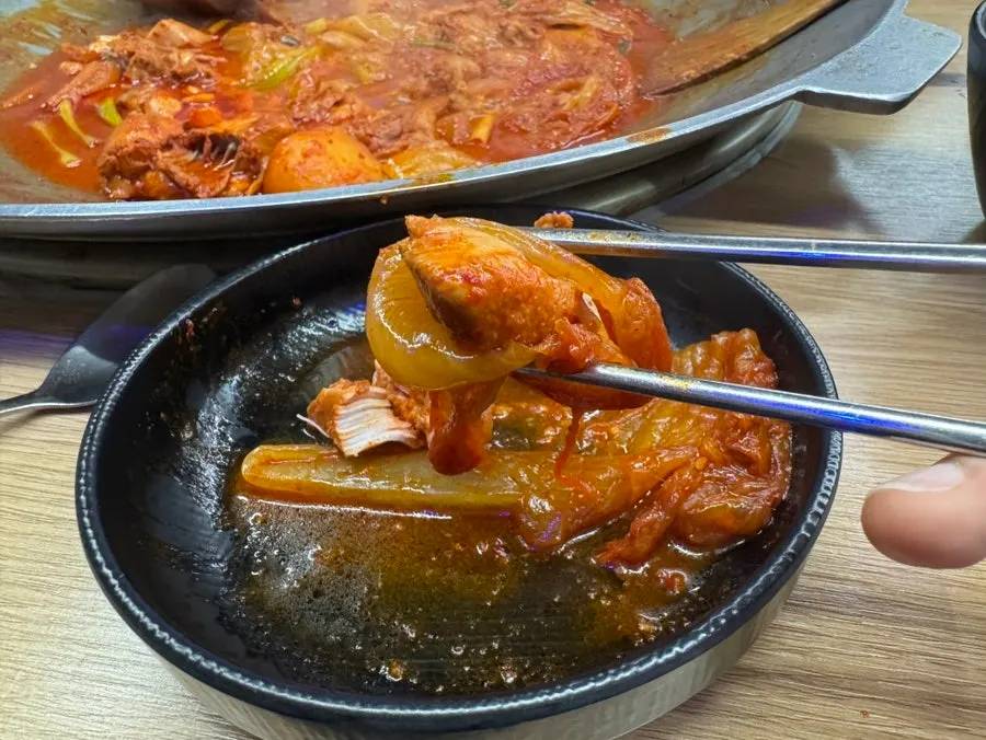 큰 닭을 사용한 묵은지 닭볶음탕