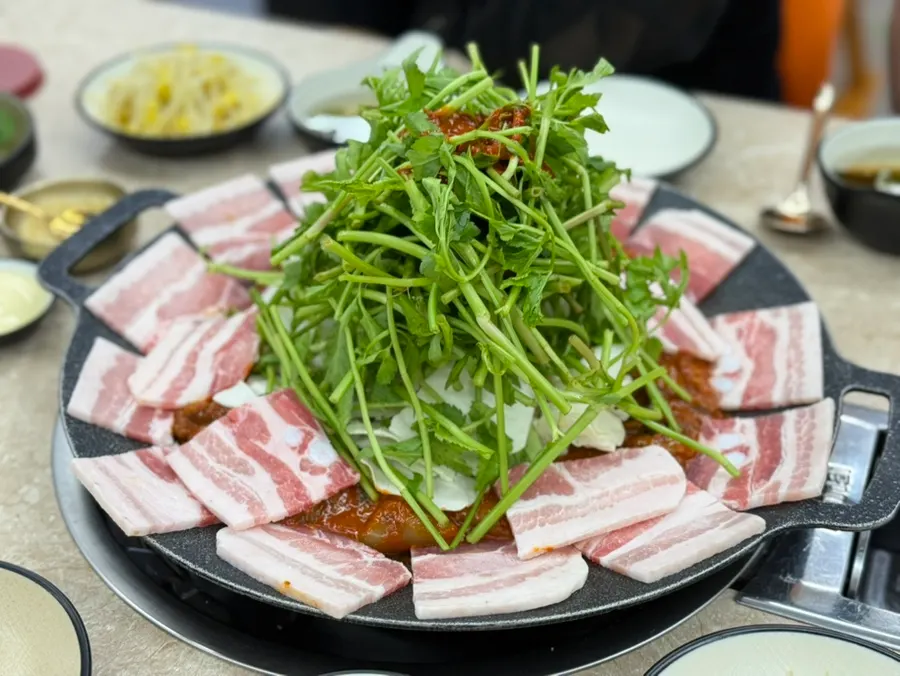 Iron-plate jjukumi with black pork flower-cut pork belly