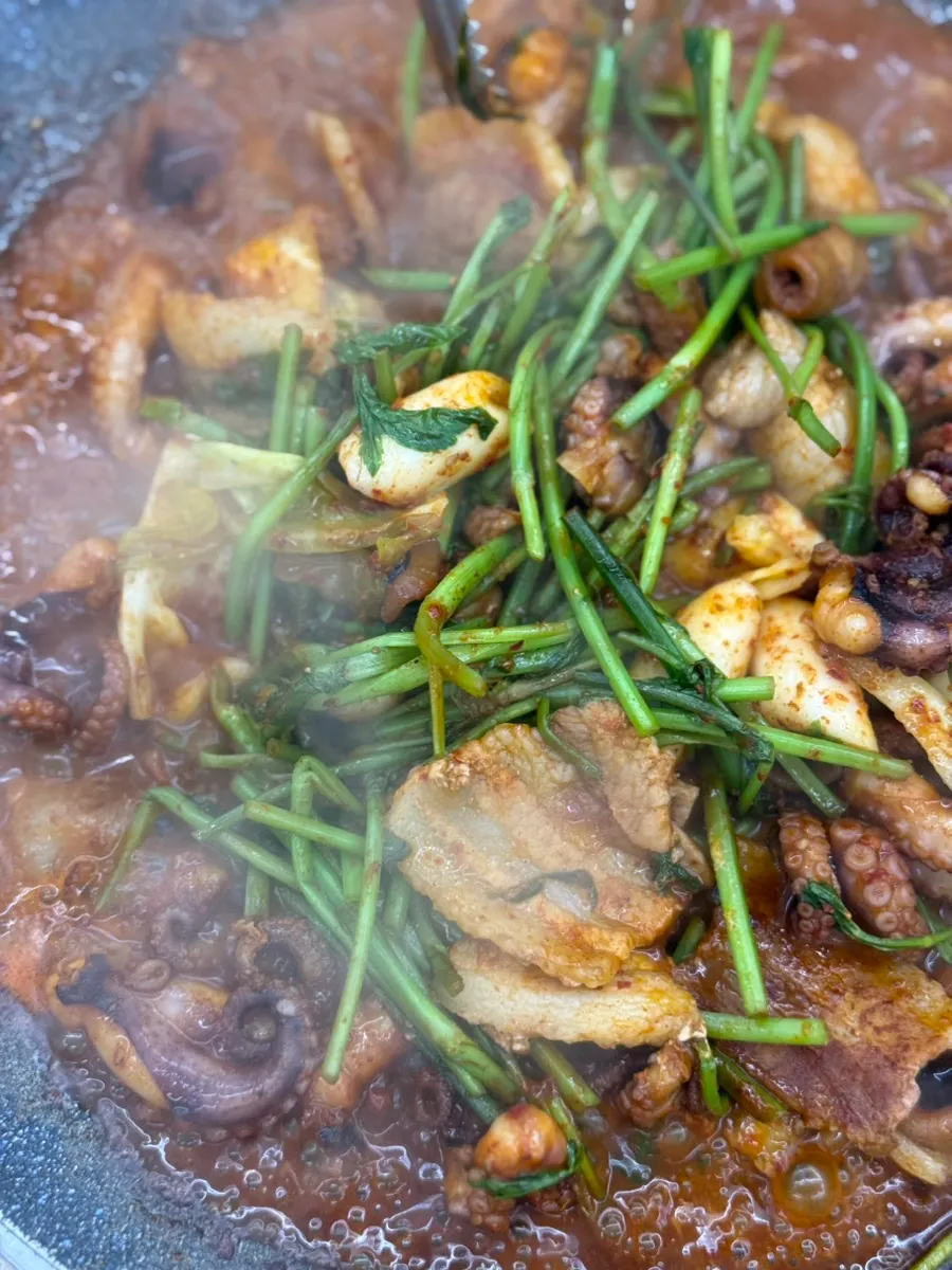 Ingredients for an iron-plate jjukumi wrap