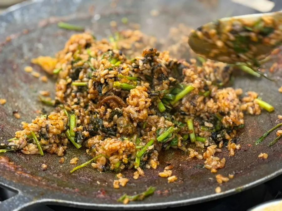 Preparing iron-plate fried rice