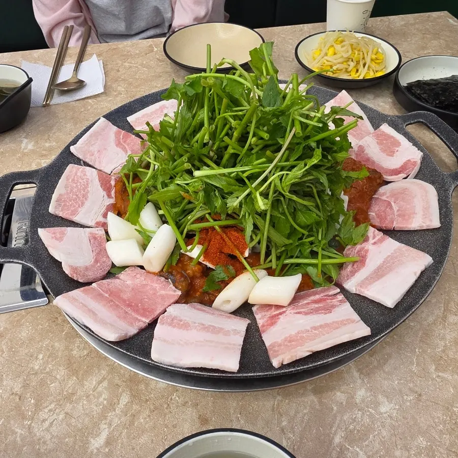 세팅된 철판쭈꾸미 상차림