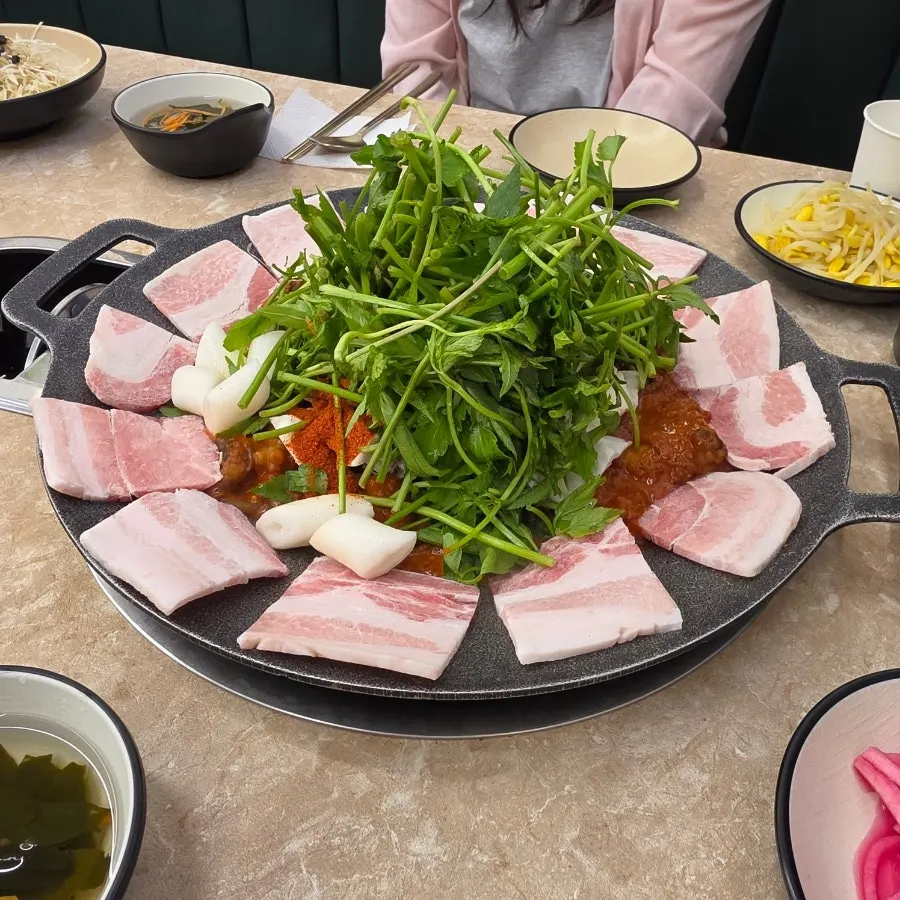 흑돼지 꽃삼겹과 쭈꾸미가 올라간 철판