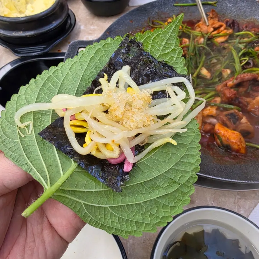 먹기 좋게 자른 쭈꾸미와 미나리