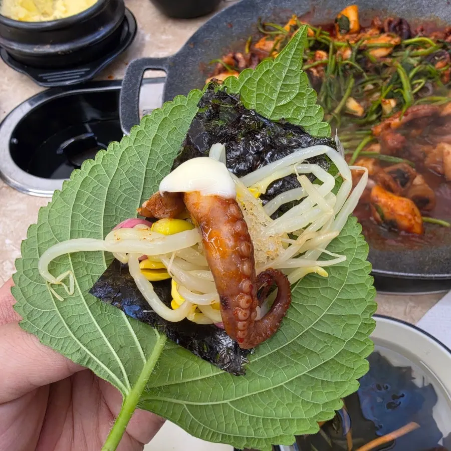 깻잎에 싼 쭈꾸미삼겹살 쌈