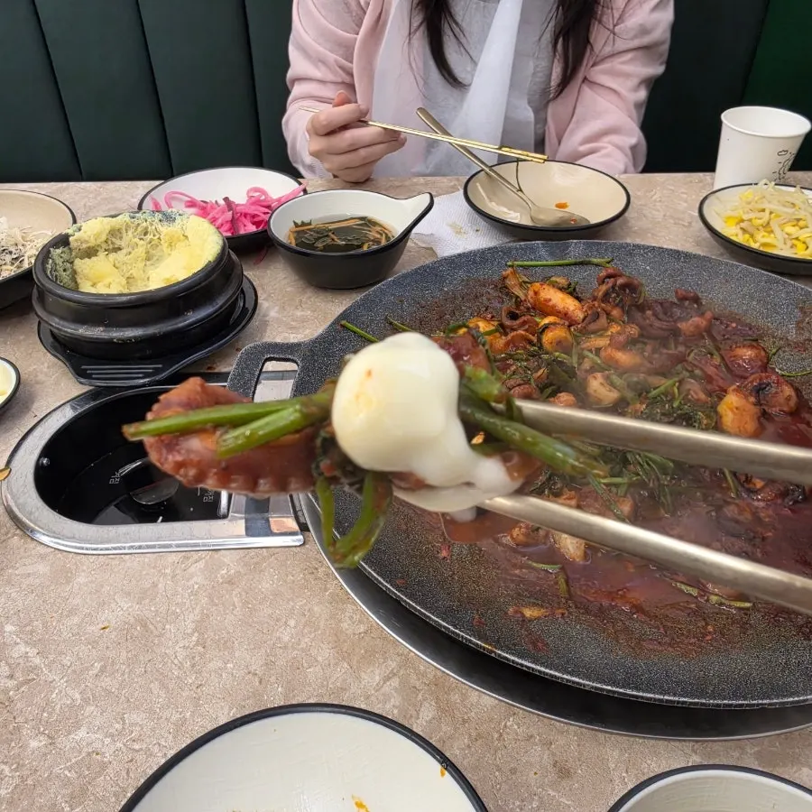 철판에서 건져 올린 쭈꾸미와 삼겹살