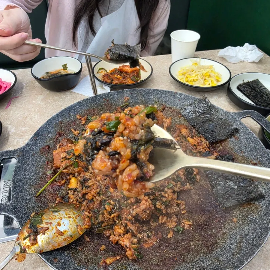 날치알 깻잎 볶음밥과 함께 구운 파래김