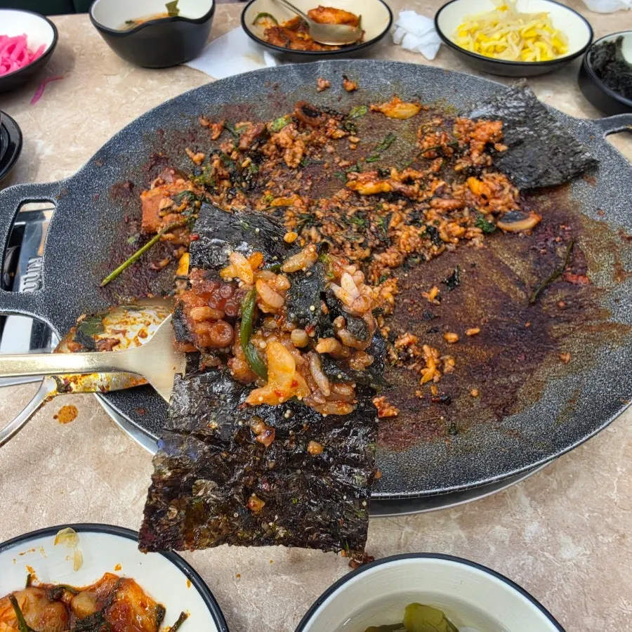 철판에 볶아 완성된 날치알 볶음밥