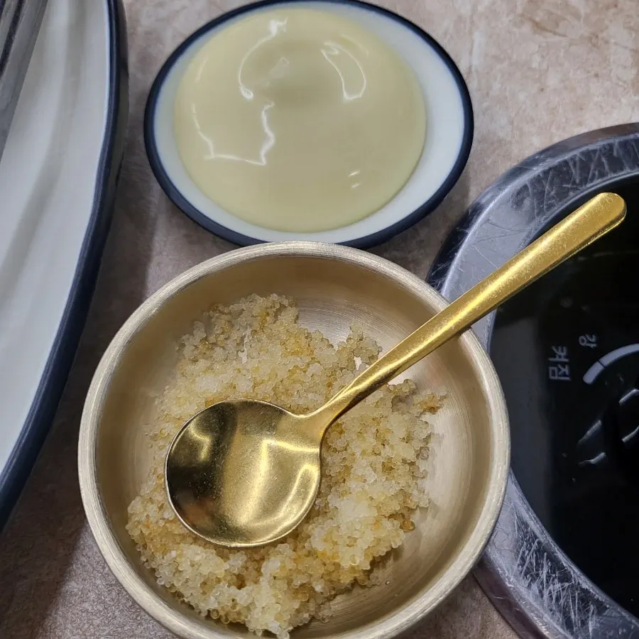 Cabbage salad, white sauce, and seaweed soup
