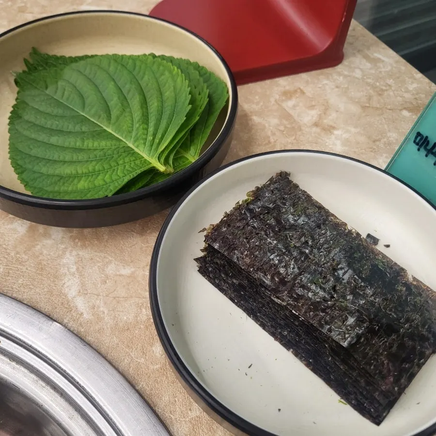 Sesame leaves and dried gim for wraps