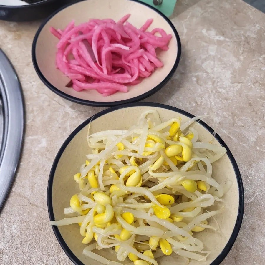Lemon-marinated radish and bean sprout side dishes