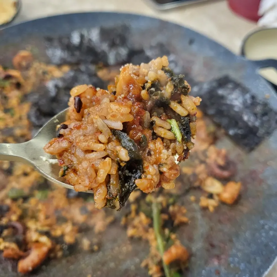 Flying fish roe fried rice stir-fried by staff