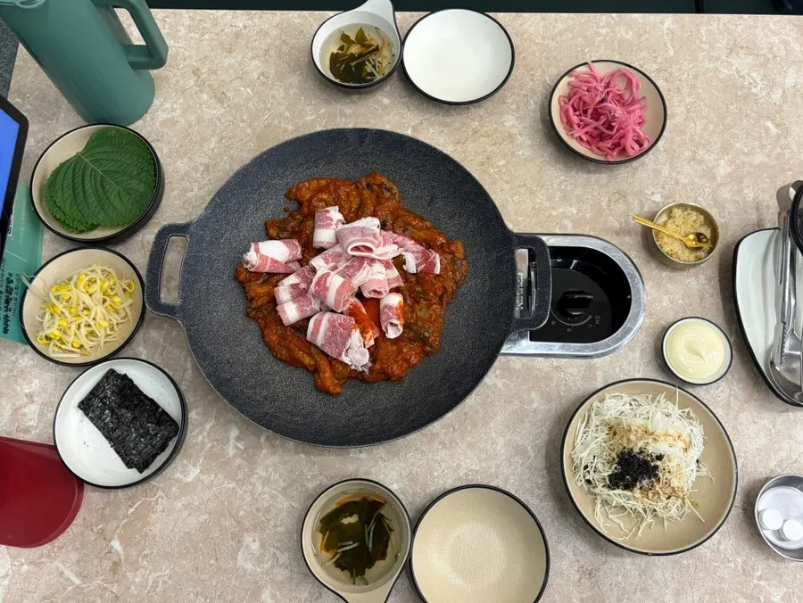 Basic table setting for stir-fried jjukkumi