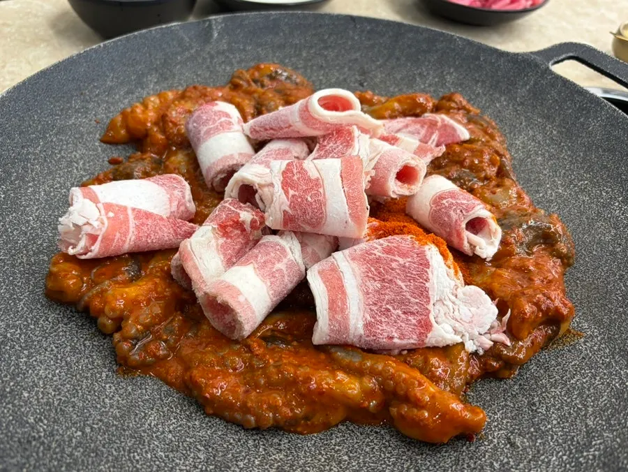 Stir-fried jjukkumi with black Angus beef belly for two