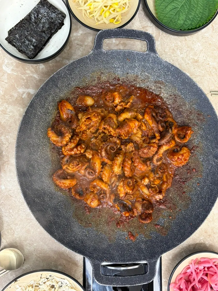 Well stir-fried jjukkumi and beef belly on the griddle