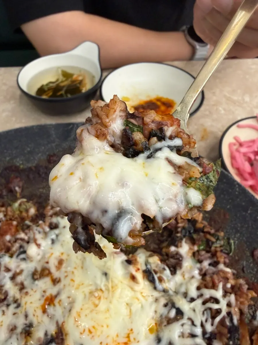Snow cheese fried rice with melted cheese