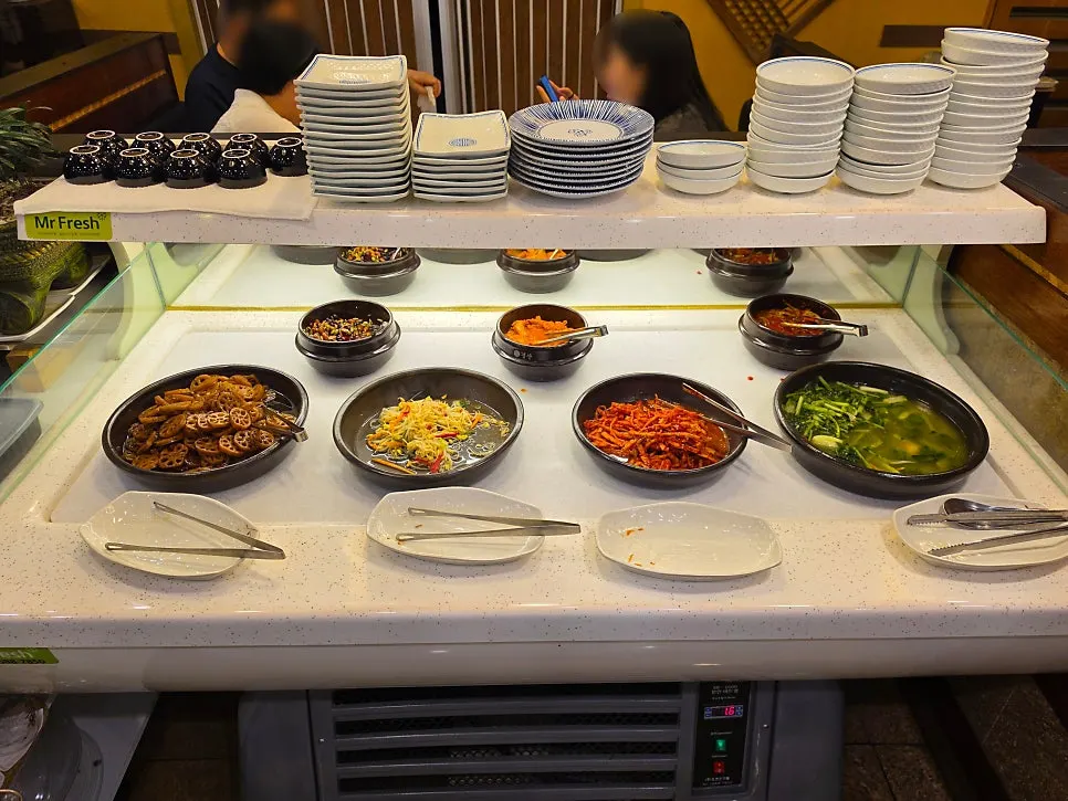 Self-serve corner where guests can grab extra side dishes