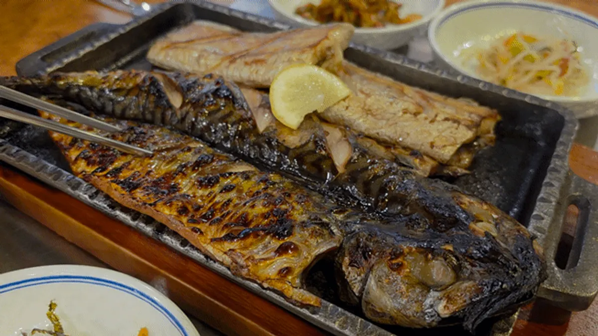 Wood-fired grilled mackerel eaten together with pot rice
