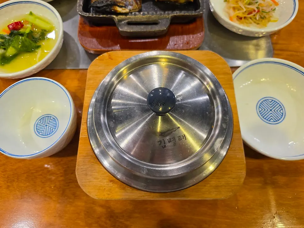 Pot rice served with the set meal