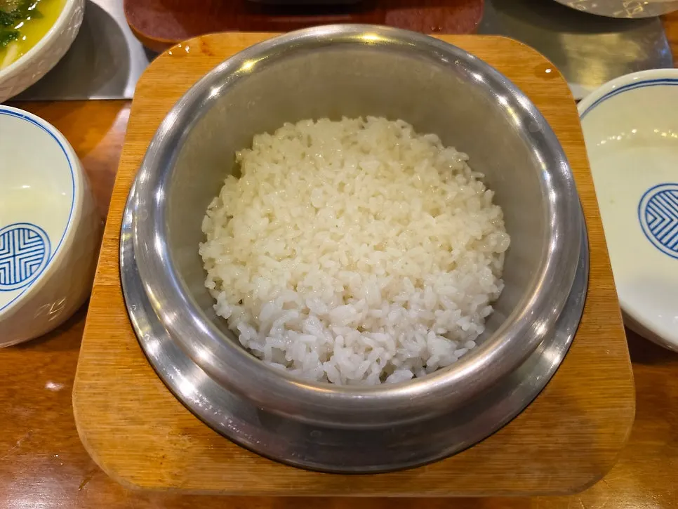 The rice pot after scooping out rice, ready for sungnyung