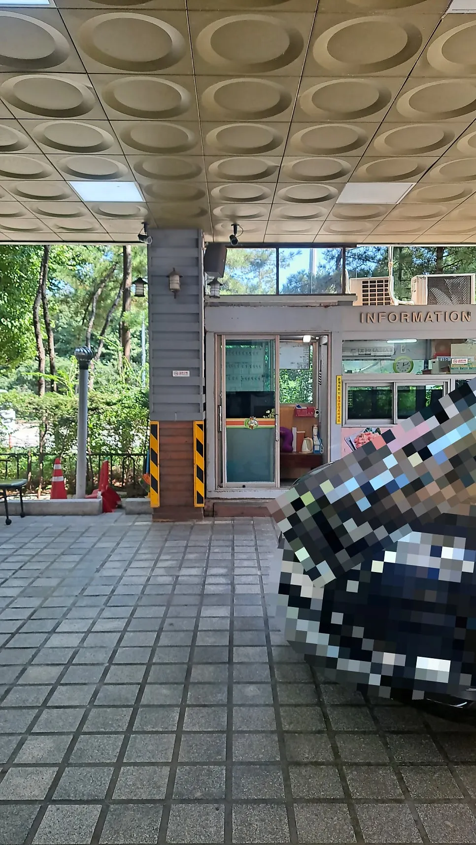 Exterior of Todam Hwadok Saengseongui across from the Cheolsan Woosung Apartment bus stop