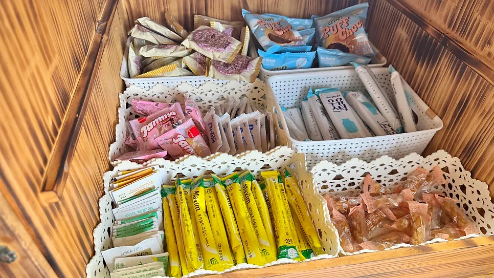 배 안에 준비된 간식과 먹거리