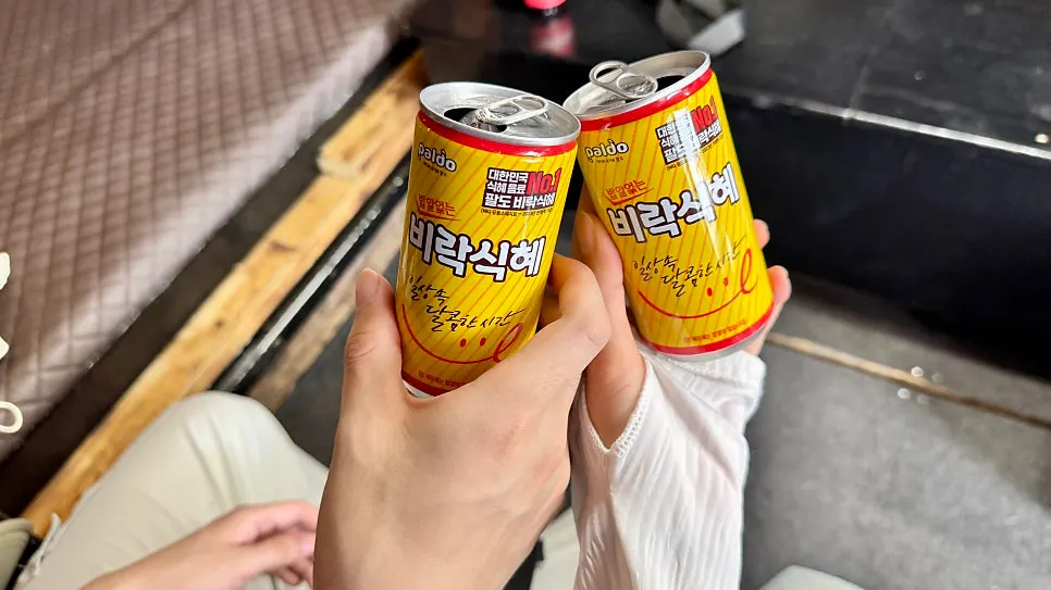 컵라면과 얼음물이 준비된 선내 공간
