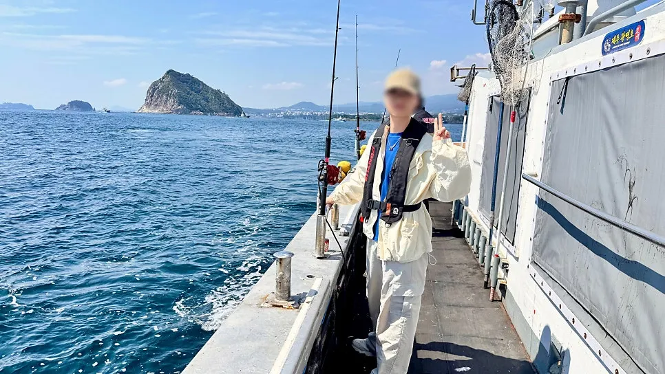 그늘 없는 배 위의 강한 햇볕