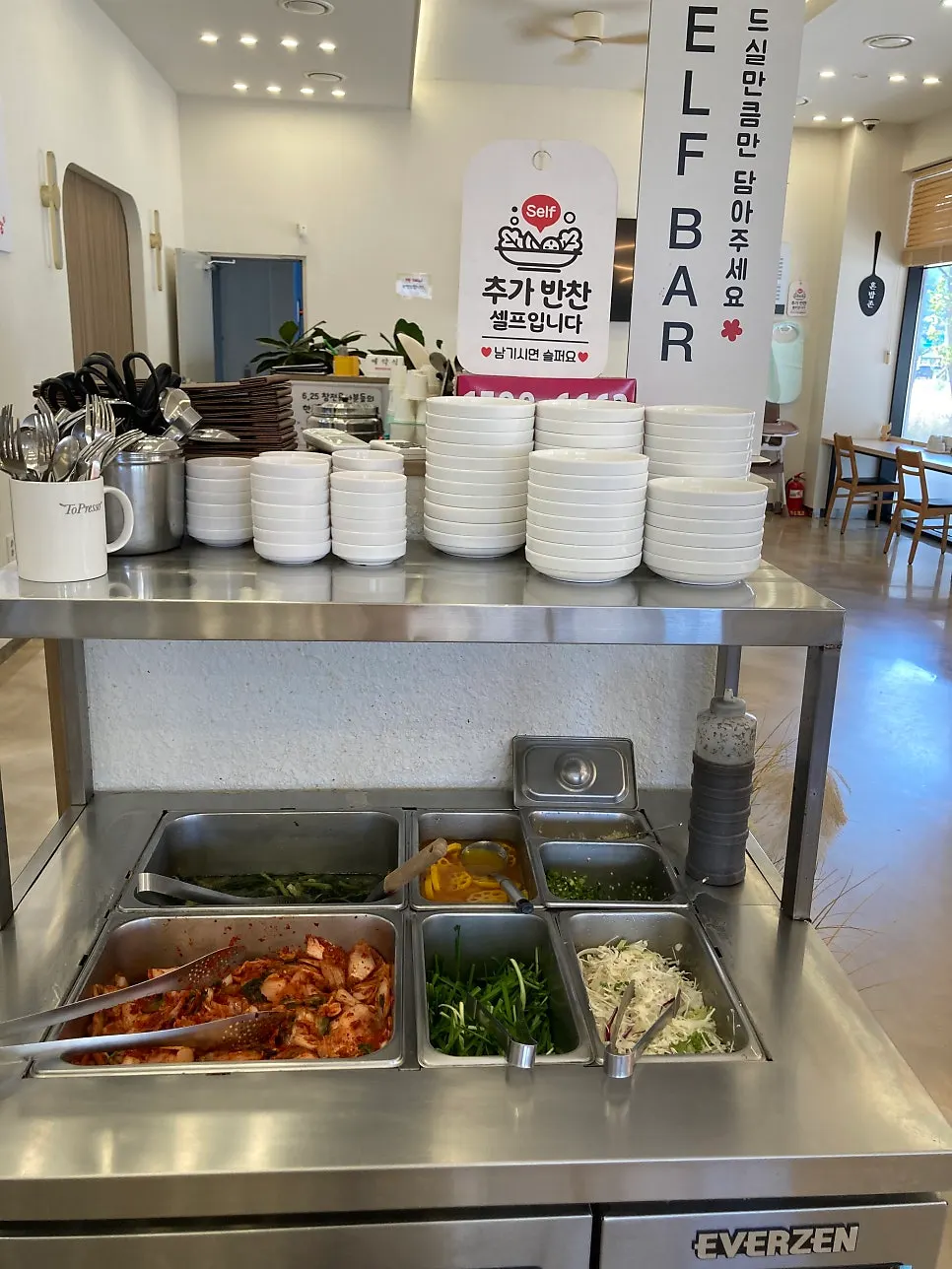 Menu board listing types of chueotang