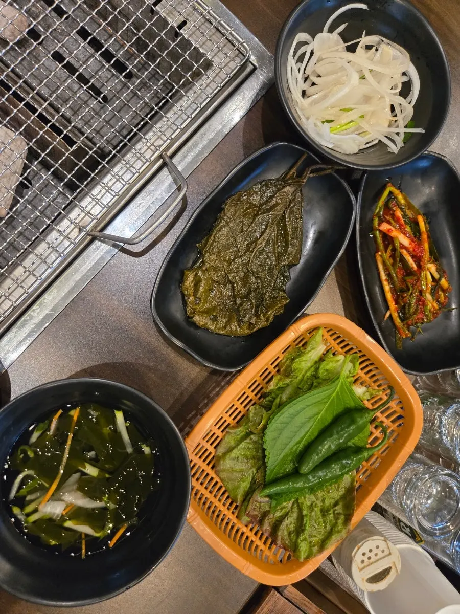 숯불 장어구이 식사 준비
