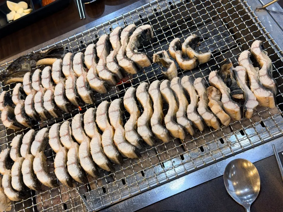 불판을 가득 채운 큼직한 장어 두 마리